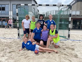 Weibliche D1-Jugend spielt Beachhandball